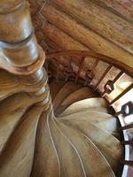 le charme d'un escalier en colimaçon en bois photo