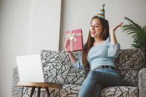 femme célébrant des vacances virtuelles photo