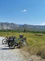 faire du vélo sur les routes de montagne photo