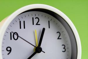 réveil sur fond vert, notion de temps, photo d'horloge