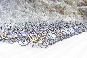 parking à vélos de tourisme sur la colline photo