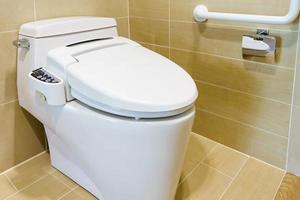 toilettes blanches modernes photo