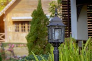 lampes de pelouse, lampes de jardin pour la décoration dans le jardin, les maisons, les restaurants, les hôtels, les centres de villégiature et à l'extérieur du bâtiment. mise au point douce et sélective. photo