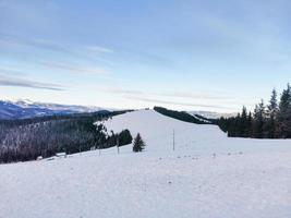 paysage d'hiver de montagnes enneigées photo