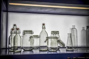 un groupe de récipients en verre, de bouteilles et de bocaux dans une cuisine moderne photo