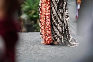 vue rapprochée du jarik porté par les danseurs traditionnels javanais ou le tissu batik traditionnel indonésien. photo