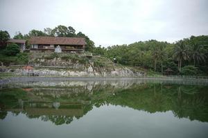 réservoir de grigak à gunungkidul, yogyakarta, indonésie. devenir un réservoir d'eau de pluie et un lieu touristique en bord de mer. photo