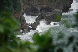 vues panoramiques sur les falaises et les vagues se brisant sur le récif. endroit très dangereux. photo