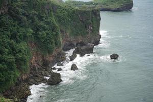 vues panoramiques sur les falaises et les vagues se brisant sur le récif. endroit très dangereux. photo