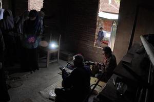 les artisans de keris enseignent aux visiteurs le processus de fabrication de keris dans l'atelier. bantul, indonésie - 25 août 2022 photo