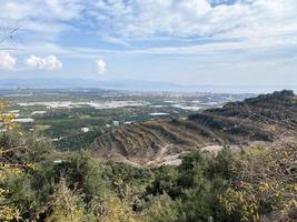 paysage pittoresque de bâtiments dans une ville urbaine le long de la montagne et de la mer par une journée ensoleillée. une vue de la mer. photo