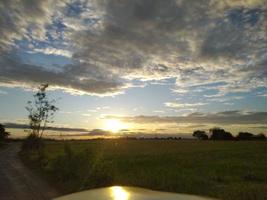 Vue nuageuse du coucher du soleil sur la rizière photo