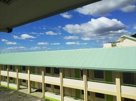 vue nuageuse sur le bâtiment de l'école photo