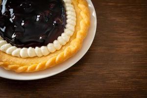 Tarte au fromage aux bleuets sur plaque blanche photo