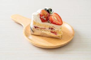 gâteau à la crème fraîche aux fraises sur assiette photo