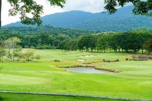 green avec bunkers de sable sur le terrain de golf photo