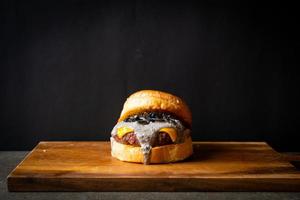 burger à la truffe - burger de bœuf au fromage et sauce aux truffes et aux champignons photo