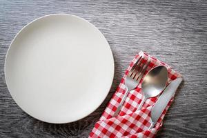 assiette ou plat vide avec couteau, fourchette et cuillère photo