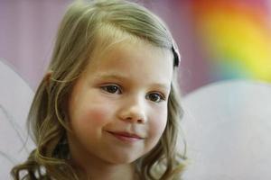 biélorussie, ville de gomil, 16 mai 2019. matin à la maternelle.portrait en gros plan d'une petite fille de six ans. photo