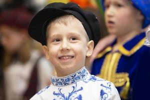 biélorussie, ville de gomel, 21 mai 2021 vacances pour enfants dans la ville. petit garçon en costume national russe et coiffe. photo