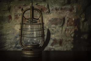 lampe à pétrole sur un vieux fond vintage. photo
