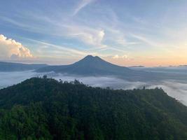vue panoramique sur le volcan batur et la montagne agung au lever du soleil depuis kintamani, bali, indonésie photo