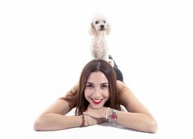 portrait de jeune fille embrassant son petit chien photo