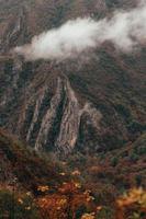 vue sur la montagne brumeuse photo