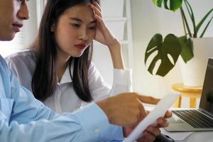 le mari et la femme asiatiques sont stressés par la facture. problèmes de prêt entraînant beaucoup de dettes photo