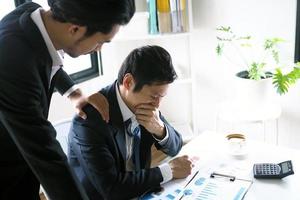 des hommes d'affaires ont réconforté des collègues stressés. photo