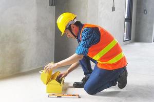 ingénieur civil avec boîte à outils ouverte se prépare à commencer photo