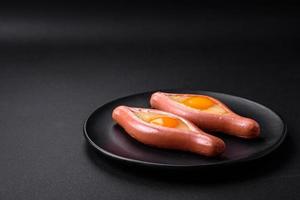 concept composite d'œufs frits à l'intérieur d'une saucisse coupée aux épices photo