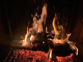 feu de cheminée lumineux dans le noir 13 photo