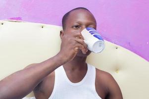 homme en sirotant un café au lit photo