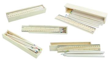 Boîte à crayons en bois de collection avec couvercle de règle et crayons de couleur isolés sur fond blanc Fournitures de bureau Crayon à l'arrêt photo
