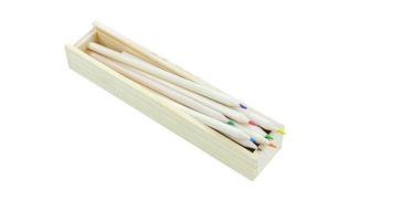 Boîte à crayons en bois et crayons de couleur isolés sur fond blanc, fournitures de bureau, crayon, stationnaire photo