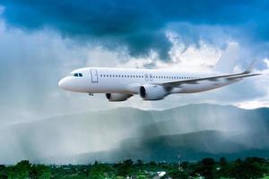 avion dans le ciel avec de la pluie sur la montagne, l'avion vole dans un terrible orage, concept de météo climatique photo