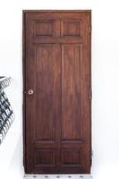 porte en bois marron vintage sur fond de mur blanc photo