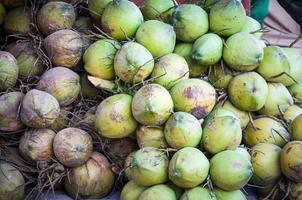 tas de noix de coco verte, boisson isotonique à l'eau de coco fraîche photo