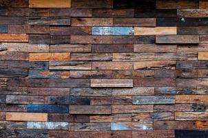 extérieur de mur en bois exposé, patchwork de bois brut formant un beau motif de parquet en bois, motif de mur en bois photo
