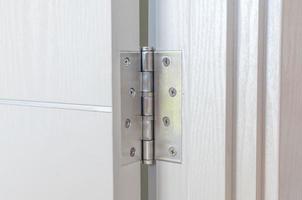 Charnières de porte en aluminium sur porte blanche photo