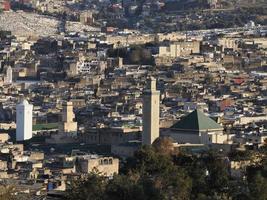 détail de la tour de la mosquée vue aérienne panorama de la médina de fez el bali maroc. fes el bali a été fondée comme capitale de la dynastie idrisside entre 789 et 808 après JC. photo