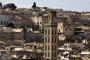 détail de la tour de la mosquée vue aérienne panorama de la médina de fez el bali maroc. fes el bali a été fondée comme capitale de la dynastie idrisside entre 789 et 808 après JC. photo