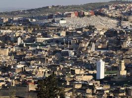 détail de la tour de la mosquée vue aérienne panorama de la médina de fez el bali maroc. fes el bali a été fondée comme capitale de la dynastie idrisside entre 789 et 808 après JC. photo