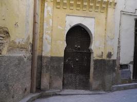 petite rue dans la vieille ville de fès médina maroc. photo