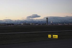 aéroport de malpensa à milan italie vue après le coucher du soleil en hiver photo