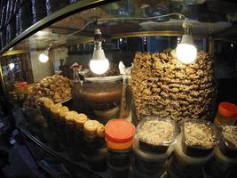 Biscuits et pâtisseries marocaines trempées dans du miel à vendre dans la médina de Fès au Maroc photo