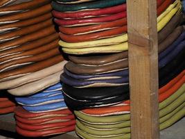 Chaussons en cuir faits à la main colorés attendant des clients au magasin de Fes, à côté des tanneries, Maroc photo