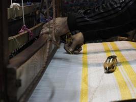 gros plan des fils dans un métier à tisser en bois dans un magasin de textile à fes, maroc photo