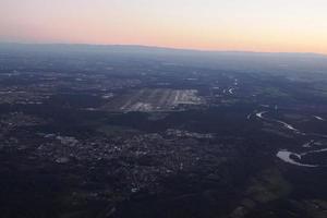 aéroport de malpensa à milan italie vue aérienne après le coucher du soleil en hiver photo